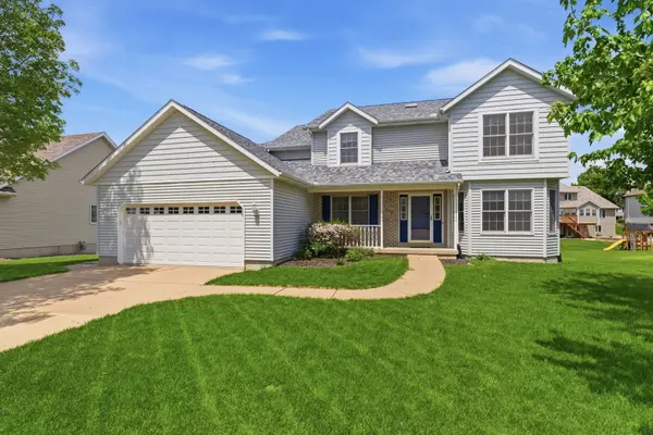 1208 W Donahue ST, Eldridge, IA 52748