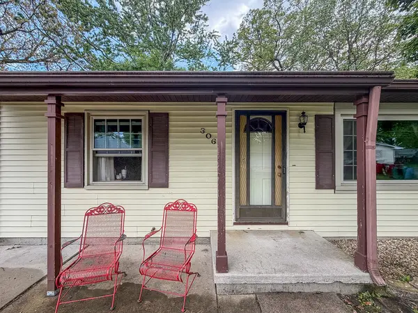 306 Willow LN, Mahomet, IL 61853
