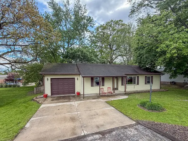 306 Willow LN, Mahomet, IL 61853