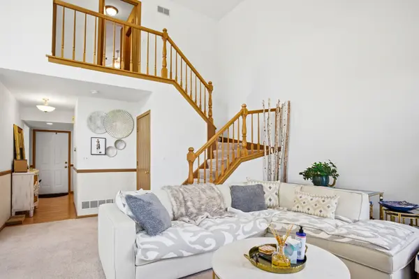 605 Kingsbridge DR, Carol Stream, IL 60188
