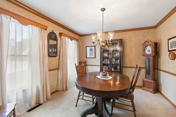 1045 Helen DR, Algonquin, IL 60102