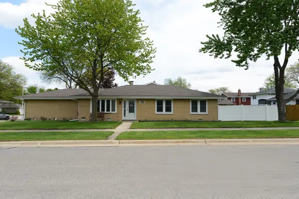 985 Idaho ST, Carol Stream, IL 60188