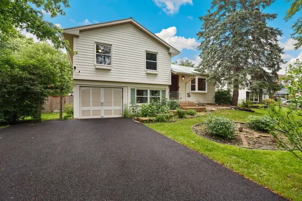 828 Tamms LN, Bolingbrook, IL 60440