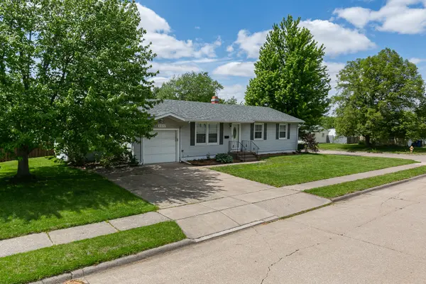 2222 Hillandale RD, Davenport, IA 52804