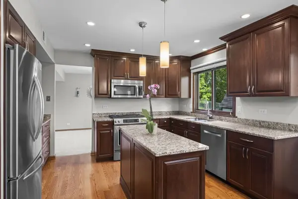 4095 Victoria DR, Hoffman Estates, IL 60192