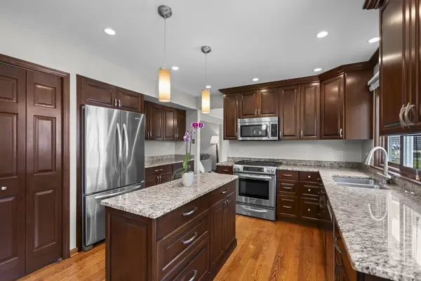 4095 Victoria DR, Hoffman Estates, IL 60192