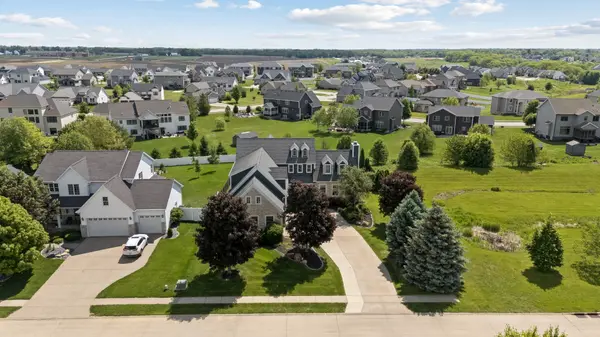 5529 Judge RD, Bettendorf, IA 52722