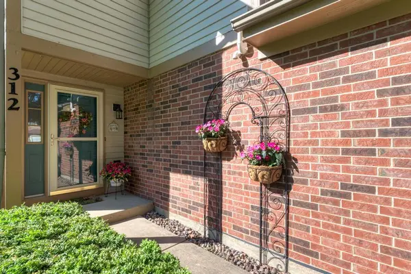312 Cromwell CT, Westmont, IL 60559