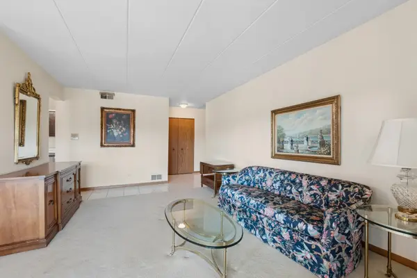 4716 W 106th PL #2B, Oak Lawn, IL 60453