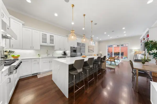 1716 W Wolfram ST, Chicago, IL 60657