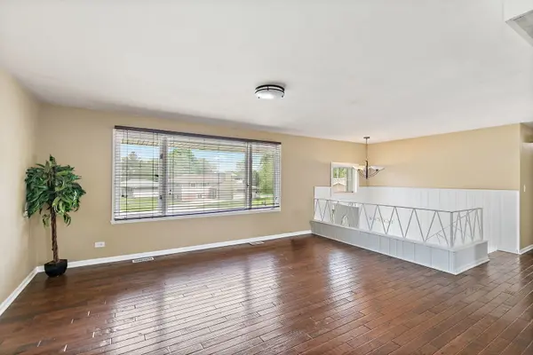 1097 Stratham CT, Schaumburg, IL 60193