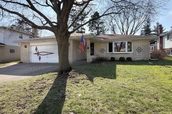 914 S Robert DR, Mount Prospect, IL 60056