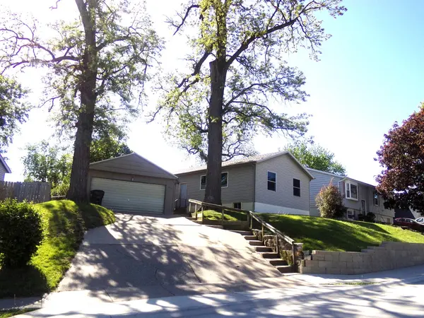 1521 Emerald DR, Davenport, IA 52804