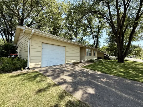 14 Bradley CT, Clinton, IL 61727