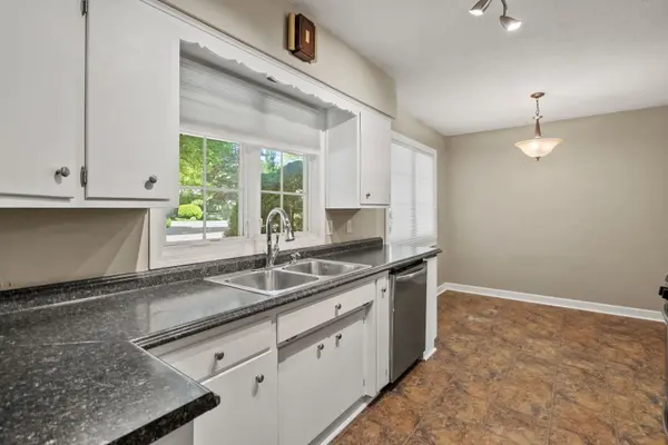 1817 Fairmeadows DR, Bettendorf, IA 52722