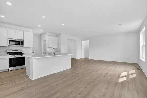 369 Cottrell LN, Aurora, IL 60506