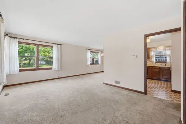 629 N Lakeview DR, Round Lake, IL 60073
