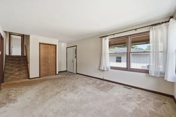 629 N Lakeview DR, Round Lake, IL 60073