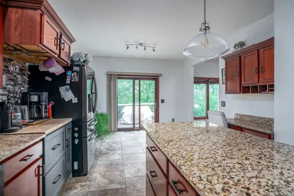 1585 DEER WOOD DR, Bettendorf, IA 52722