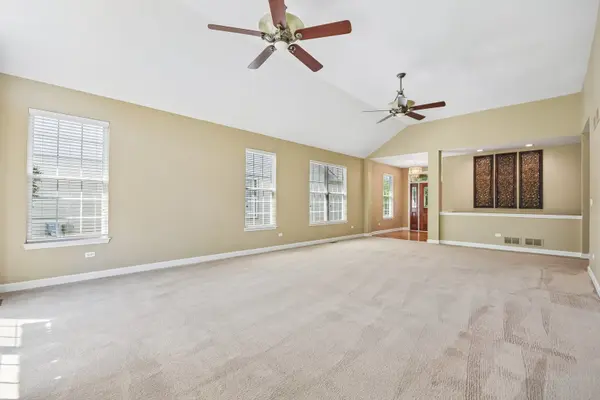 2261 Creekwood DR, Mundelein, IL 60060