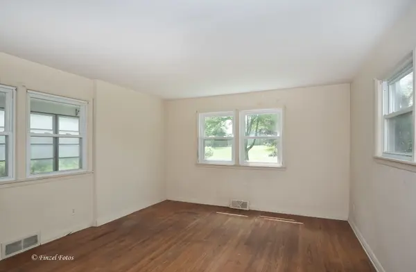 645 Pleasant ST, Woodstock, IL 60098