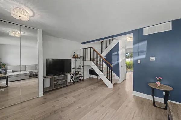102 Bright Oaks CIR #102, Cary, IL 60013