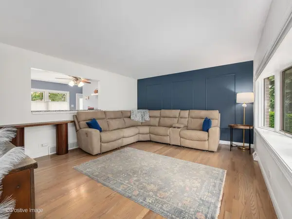 690 W Willow GLN, Addison, IL 60101