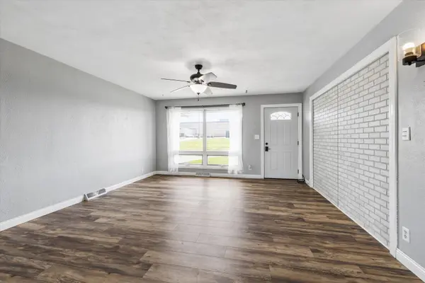 1124 12th ST, De Witt, IA 52742