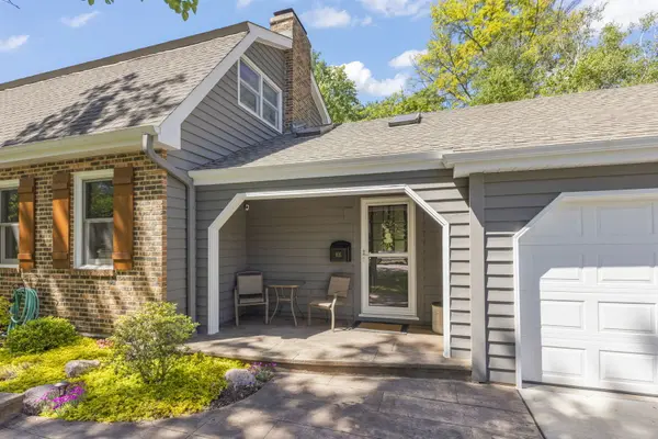 105 Thrush LN, Naperville, IL 60540