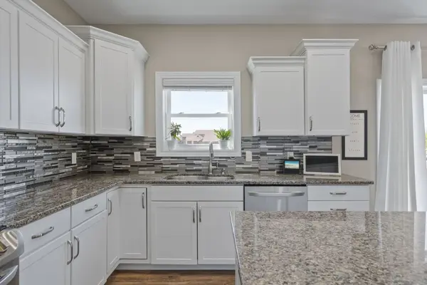4305 Happiness LN, Bettendorf, IA 52722