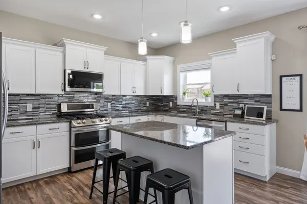 4305 Happiness LN, Bettendorf, IA 52722