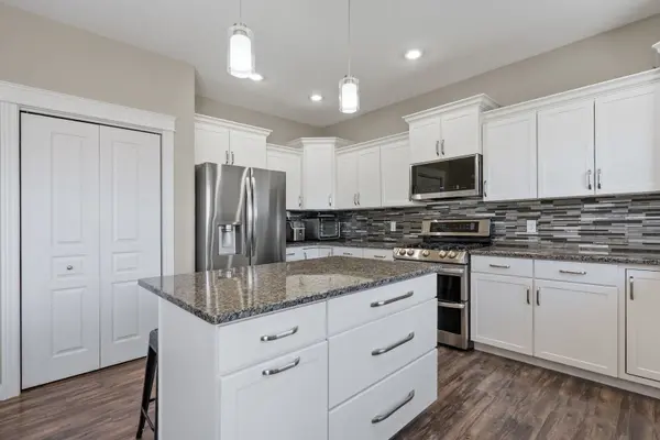 4305 Happiness LN, Bettendorf, IA 52722