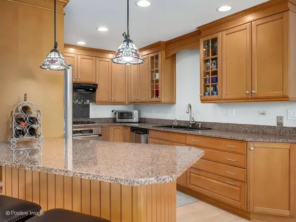 16W660 89th PL, Willowbrook, IL 60527