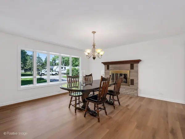 375 W Woodworth PL, Roselle, IL 60172