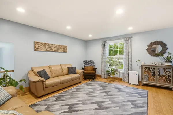1940 Brentwood LN E, Wheaton, IL 60189