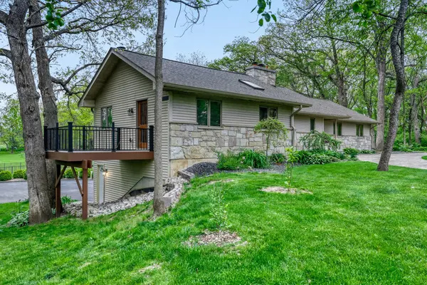 39W526 Lori LN, Elgin, IL 60124