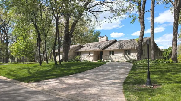 39W526 Lori LN, Elgin, IL 60124