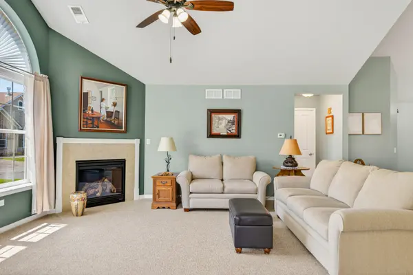 638 Handel LN, Woodstock, IL 60098