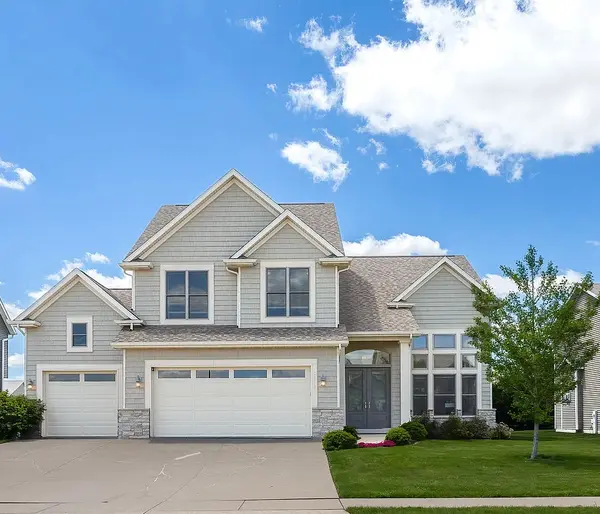 5700 Emily RD, Bettendorf, IA 52722