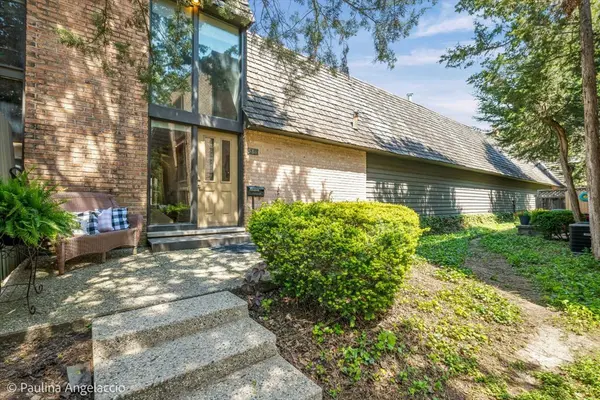586 W Russell ST, Barrington, IL 60010