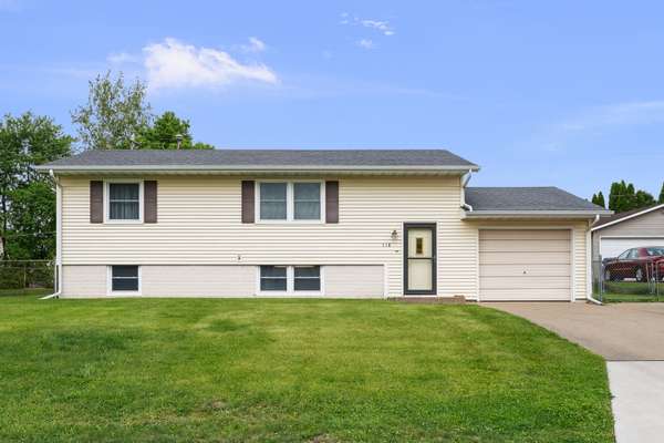 118 E Lamphere DR, Blue Grass, IA 52726