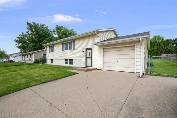118 E Lamphere DR, Blue Grass, IA 52726