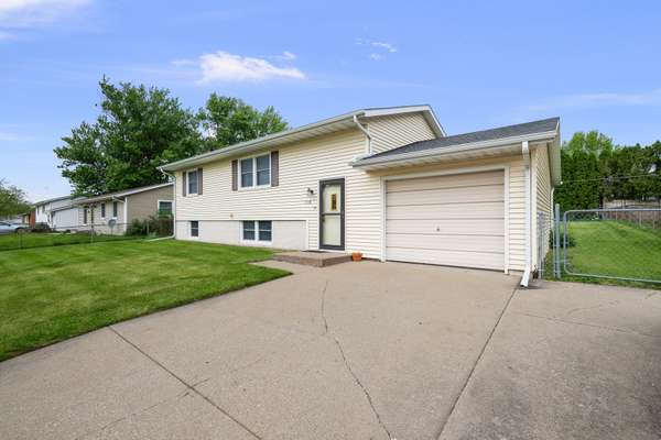 118 E Lamphere DR, Blue Grass, IA 52726