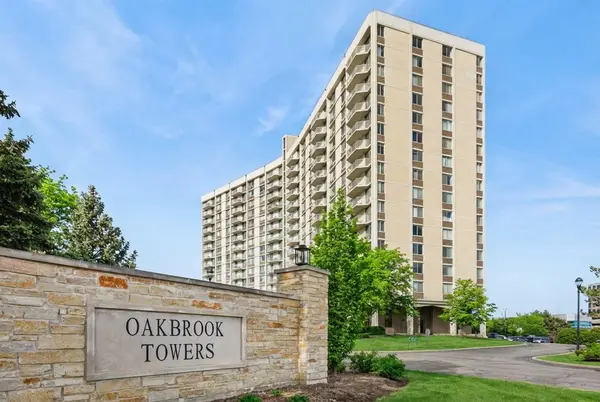 40 N Tower RD #8F, Oak Brook, IL 60523