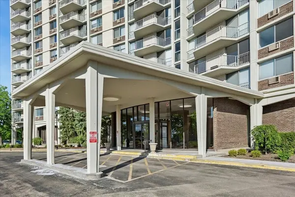 40 N Tower RD #8F, Oak Brook, IL 60523