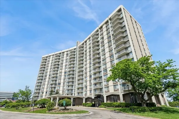 40 N Tower RD #8F, Oak Brook, IL 60523