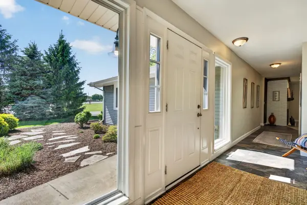223 Willow LN, Geneva, IL 60134