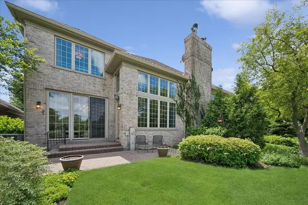 2288 Royal Ridge DR, Northbrook, IL 60062