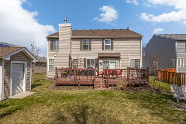 1863 Lake Bluff LN, Pingree Grove, IL 60140