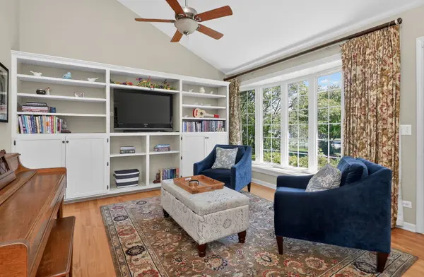 1N026 Papworth ST, Carol Stream, IL 60188